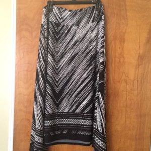 Skirt knew leng. Black and white size med